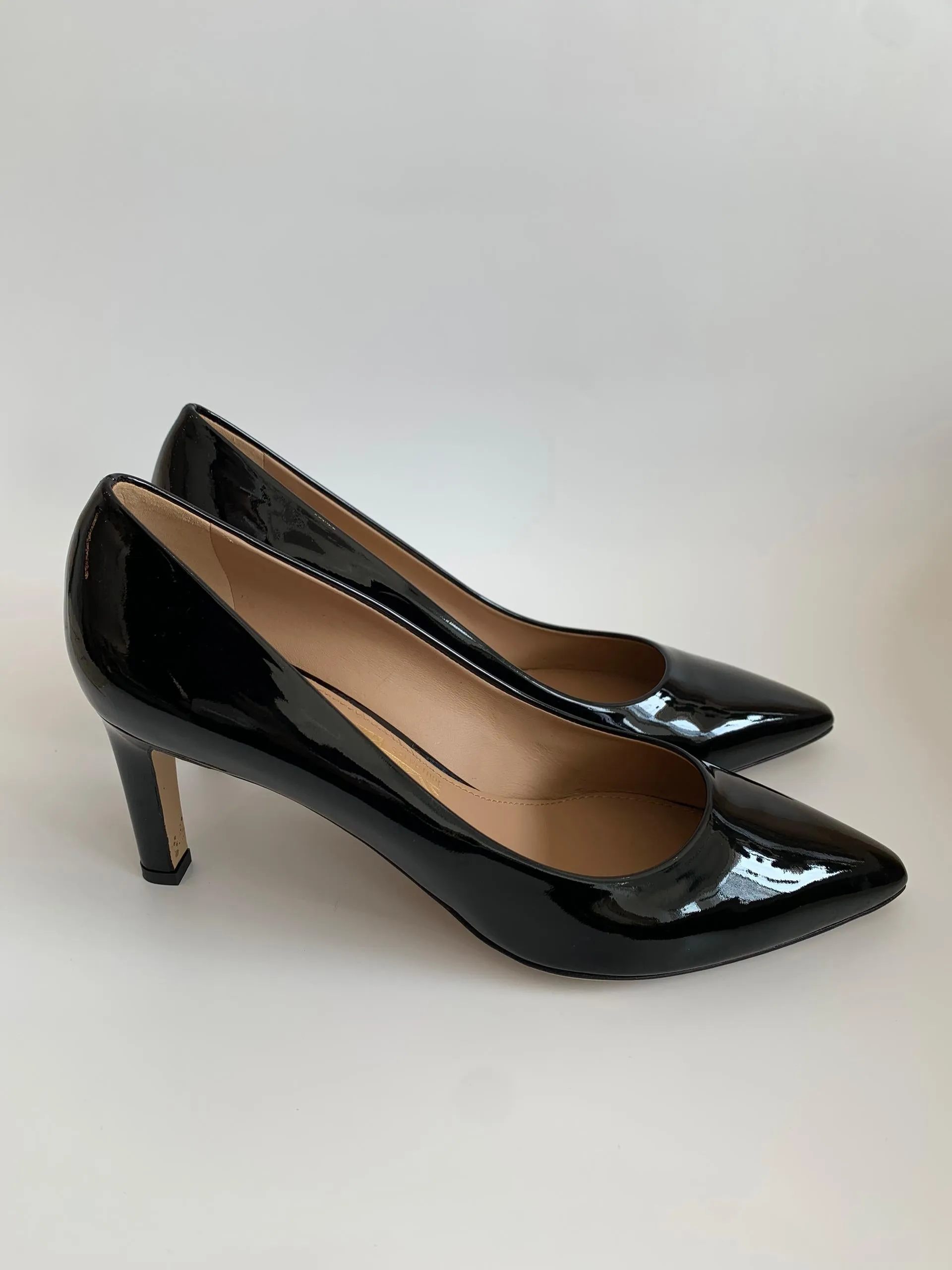 Black Patent Leather Pointed Toe Pumps in Size 9D