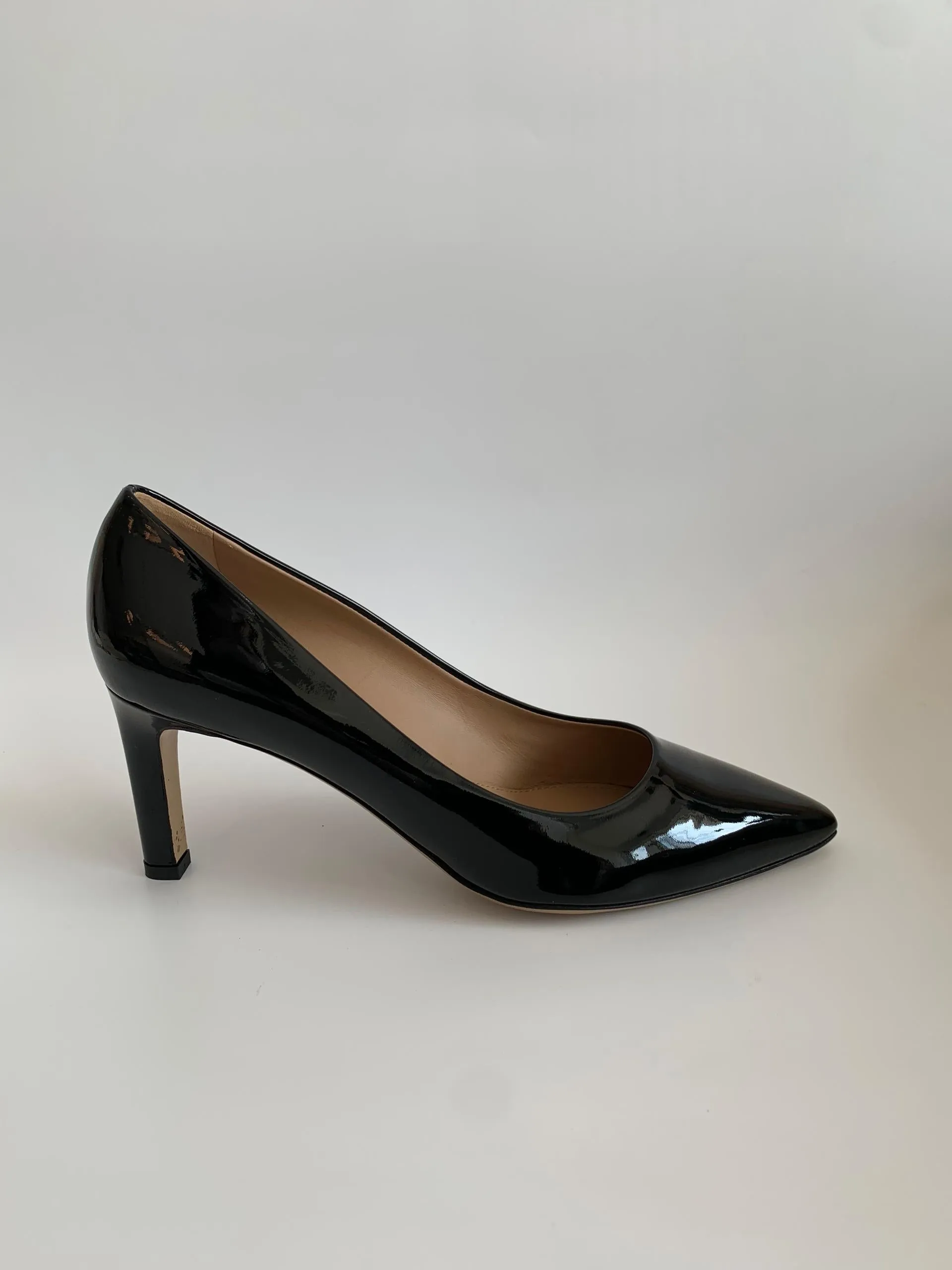 Black Patent Leather Pointed Toe Pumps in Size 9D