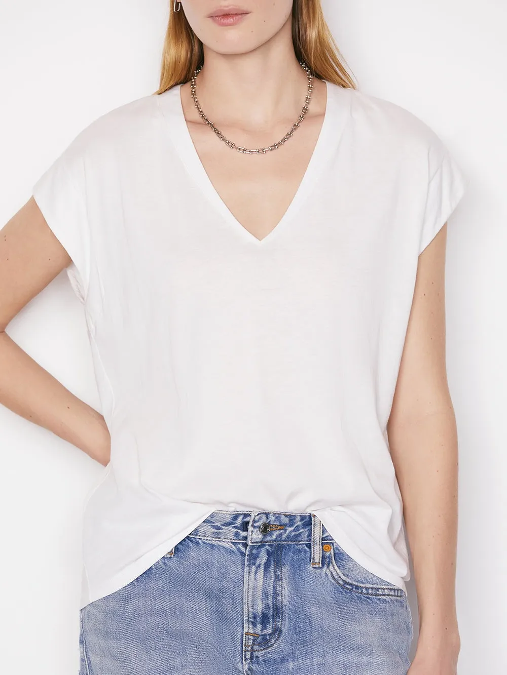 Frame - Le Mid Size V  Neck Tee - Blanc